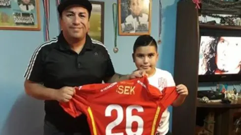 Papa e hijo con la camiseta de Unión Española