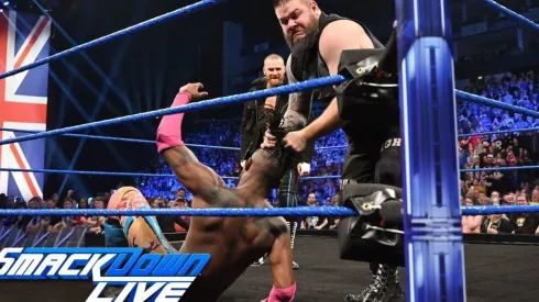 Sami Zayn se une a Kevin Owens para destruir a Kofi Kingston