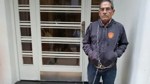 ¡En Argentina esto no pasa! Dirigente se encadena a AFA por errores arbitrales