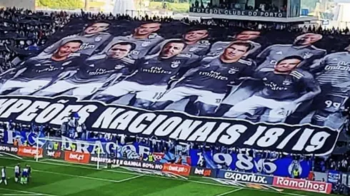 Hinchas del Porto desplegaron un lienzo con todos los árbitros de la liga vestidos con la camiseta del Benfica