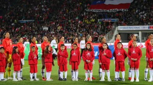 Himno nacional en la Roja femenina