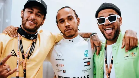 Hamilton mantiene amistad con distintos deportistas. En la imagen con Neymar y Dani Alves