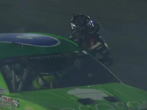 Piloto cascarrabias agarra a combos dentro del auto a su rival en la Nascar