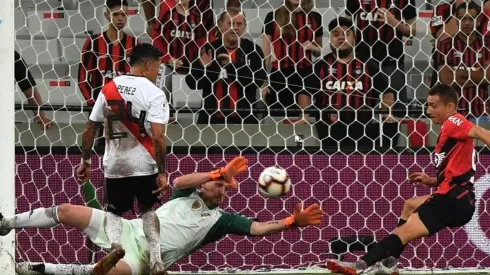 Marcos Ruben levanta el balón a contrapié de Franco Armani para el único gol de la velada