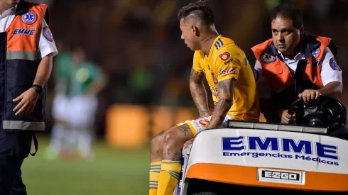 Eduardo Vargas hacía un buen partido cuando salió en camilla por lesión