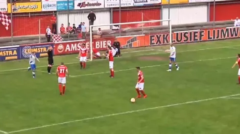 El réferi valida su gol.