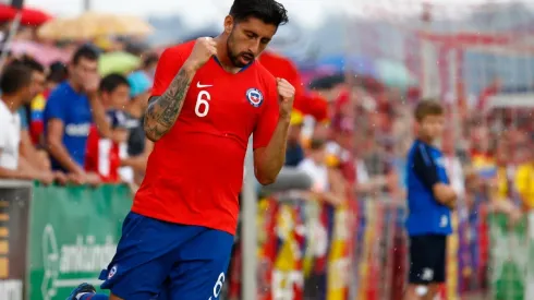 Guillermo Maripán festejando un gol por Chile