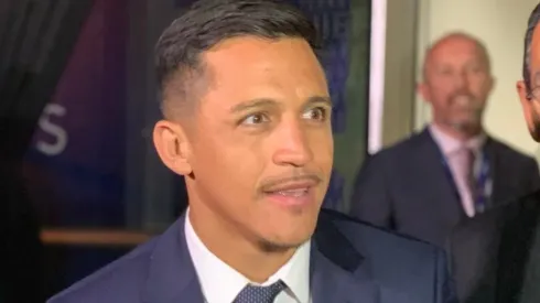 Alexis Sánchez estuvo acompañado por sus perros cuando pasó por la alfombra roja