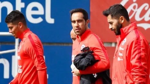 Brayan Cortés con Claudio Bravo en la selección chilena