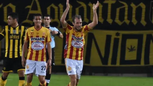 Celebración de Mathías Riquero con Progreso