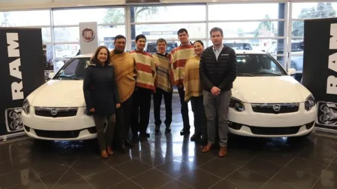 Los campeones del Rodeo Chileno junto a sus vehículos