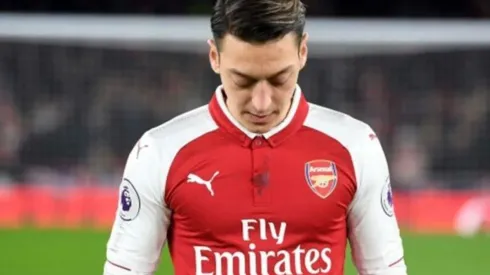 Sin canilleras: Cesc Fabregas barre con el alemán Ozil