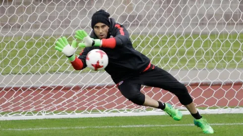 Claudio Bravo entrenando por la Roja