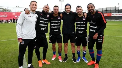 Valdivia y Carmona junto a Vidal, Bose, Medel y Vargas