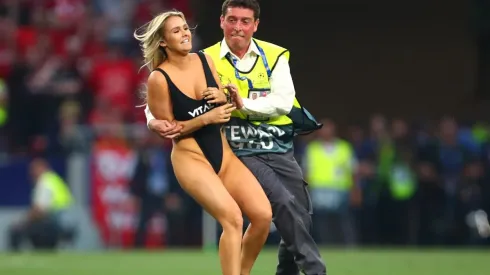 Mujer semi desnuda invade la final de Champions League