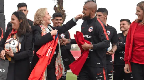 Cecilia Morel junto al plantel de Chile en Juan Pinto Durán. (Foto: Cecilia Morel)