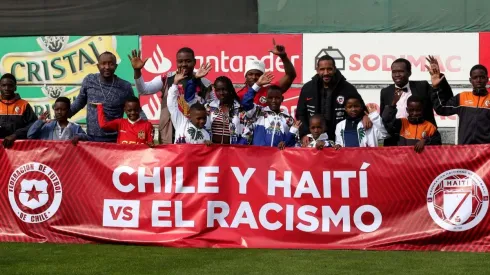La Roja comparte con niños haitianos en Juan Pinto Durán