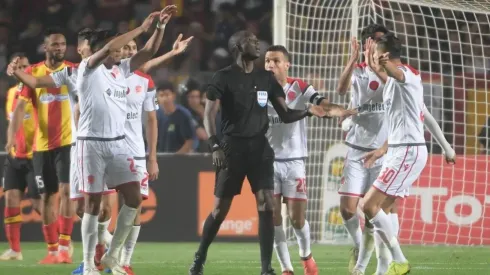 Jugadores del Esperance y el Wydad Casablanca protestando el cobro del juez en la final de la Champions africana