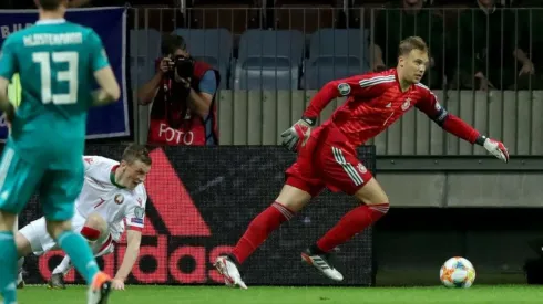 Manuel Neuer eludiendo a su rival durante el partido entre Alemania y Bielorrusia (Foto: Getty Images)