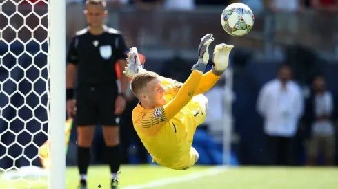 Pickford le ataja el penal a Drmic