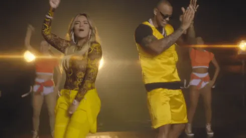 Karol G y Leo Santana en el himno de Copa América