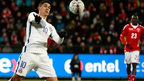 Pedro Pablo Hernández controla el balón en duelo ante Dinamarca (Foto: Agencia Uno)
