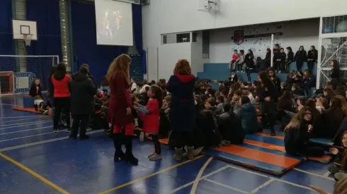 Los colegios de Chile apoyando a la Roja femenina (Foto: Twitter)