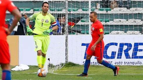 Claudio Bravo y Marcelo Díaz se mantienen en la polémica de la Roja
