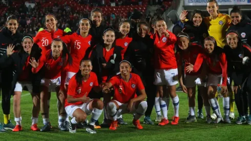 La selección femenina en su despedida de tierras nacionales (Foto: Agencia Uno)