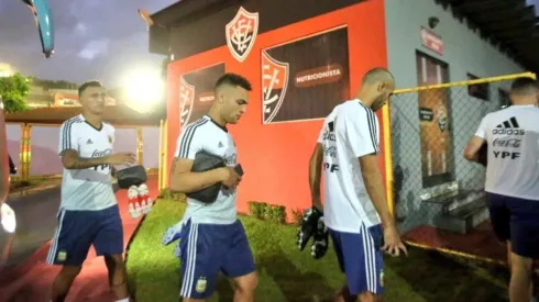 La selección argentina tuvo que parar su entrenamiento por algunos instantes por culpa de un helicóptero (Foto: Twitter Selección Argentina)