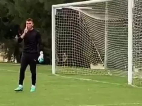 Relajado: Muslera ataja y contesta el celular en entrenamiento de Uruguay