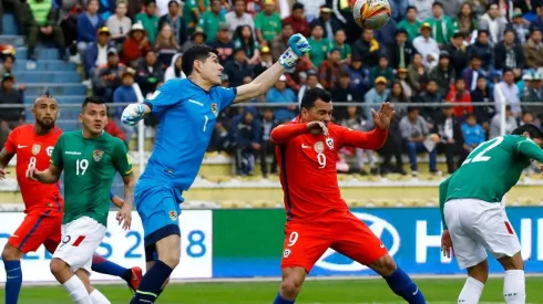 Carlos Lampe despeja el balón ante Chile (Foto: Agencia Uno)