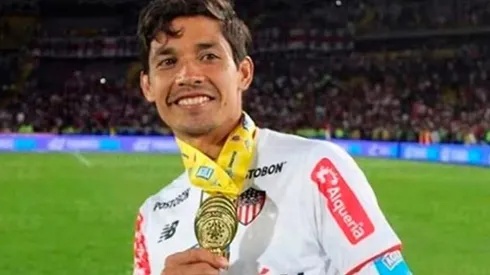 Matías con su medalla de campeón junto a Junior de Barranquilla (Foto: Instagram @matiasfernandez.14))