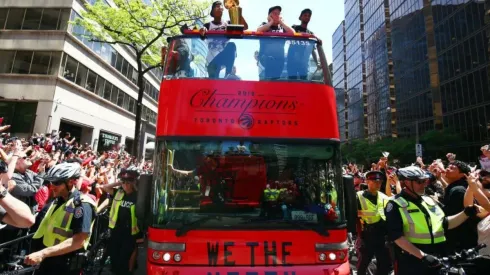 Los Raptors celebrando con sus fans momentos antes del tiroteo (Foto: Getty Images)