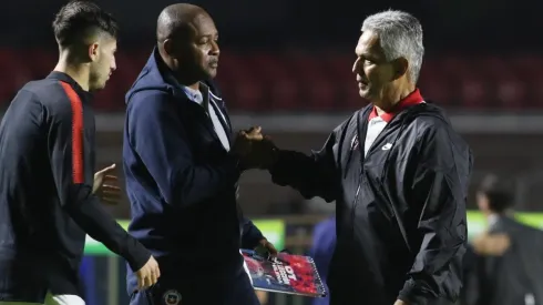 Rueda y el alivio: se felicitan con Bernardo Redín, su asistente.