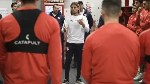 Sebastián Beccacece dando sus primeras palabras al plantel de Independiente (Foto: Twitter Independiente)