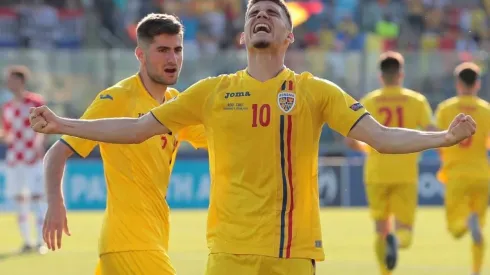 Ianis Hagi (10) celebra su gol.
