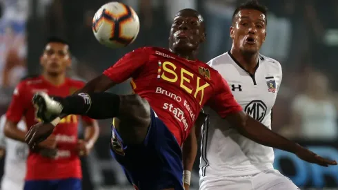 Albos e hispanos persiguen a Universidad Católica en la tabla.