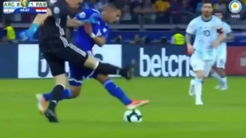 Armani fue sancionado con tarjeta amarilla.