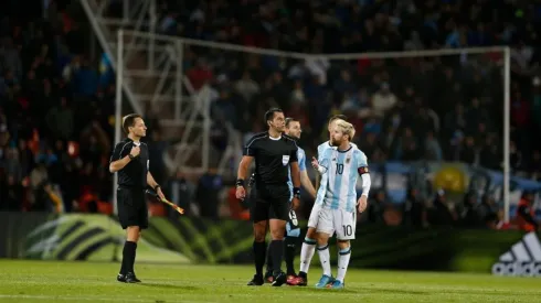 Messi cara a cara con Bascuñán.