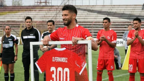 David Fernández recibiendo el homenaje por sus 300 partidos disputados con Unión San Felipe en el Municipal.