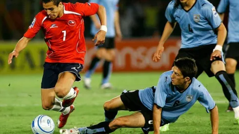 Álvaro Fernández intentando frenar a Alexis Sánchez (Foto: Getty Images)