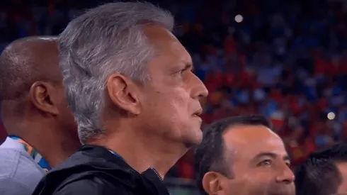 Rueda entonando el himno de Chile