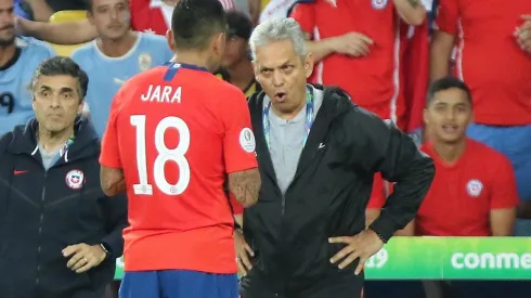 Rueda llama a terreno a Jara durante el partido con Uruguay.