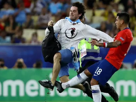 Jara debió ser expulsado por la chuleta que le pegó a la gallina