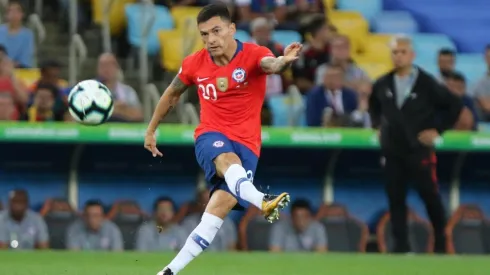 Aránguiz juega un balón ante Uruguay.