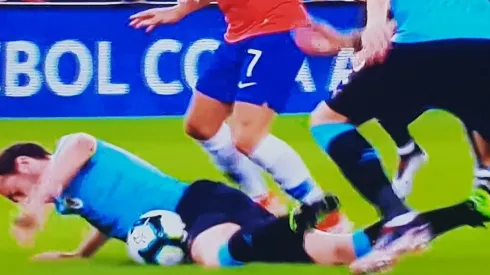 Godín tocó el balón con la mano dentro de su área