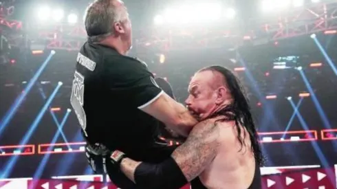 Undertaker aparece en RAW para ayudar a Roman Reigns y ataca a Shane McMahon
