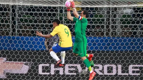 Bravo en su último partido por la Roja.