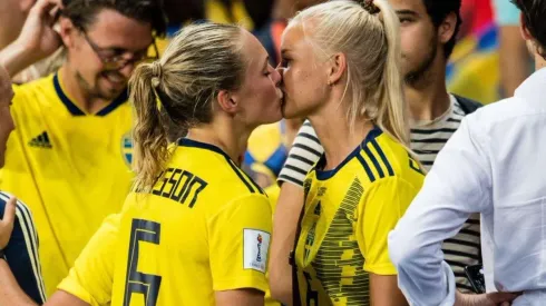 Magdalena Eriksson y Pernille Harder tras la victoria de Suecia